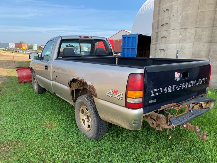 #1604-•-2000-chevy-silverado-1500-regular-cab-4x4-plow-truck-(no-title)-image-10