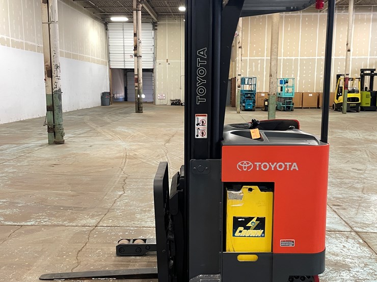 #5566-•-toyota-7bru18-ride-on-electric-reach-forklift-image-8