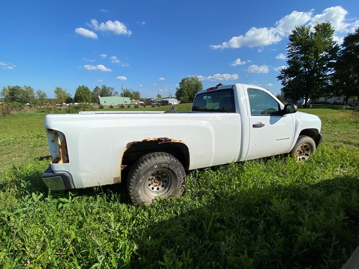 #1598-•-2010-chevy-silverado-1500-regular-cab-pickup-truck-(no-title)-image-6