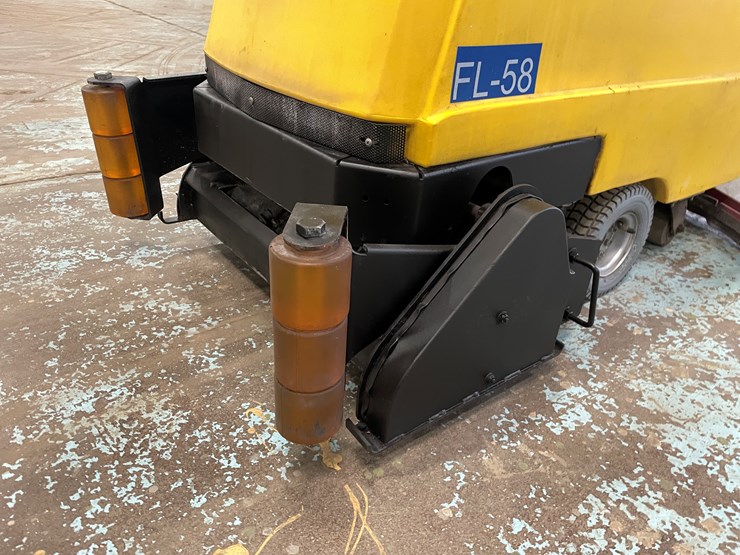 #5567-•-tomcat-2600-electric-floor-scrubber-image-9