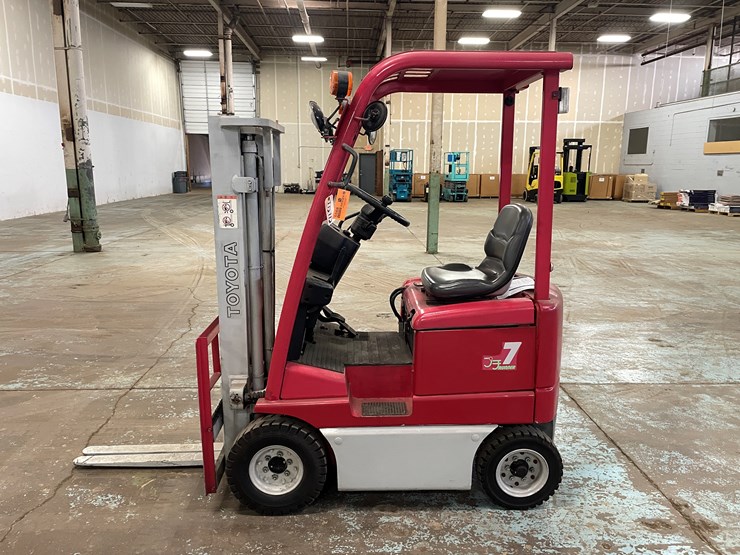 #5568-•-toyota-7-runner-1,500-lbs.-electric-forklift-image-8