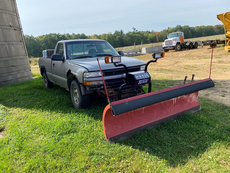 #1604-•-2000-chevy-silverado-1500-regular-cab-4x4-plow-truck-(no-title)-image-3