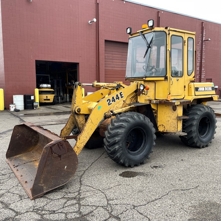 DEERE 244E