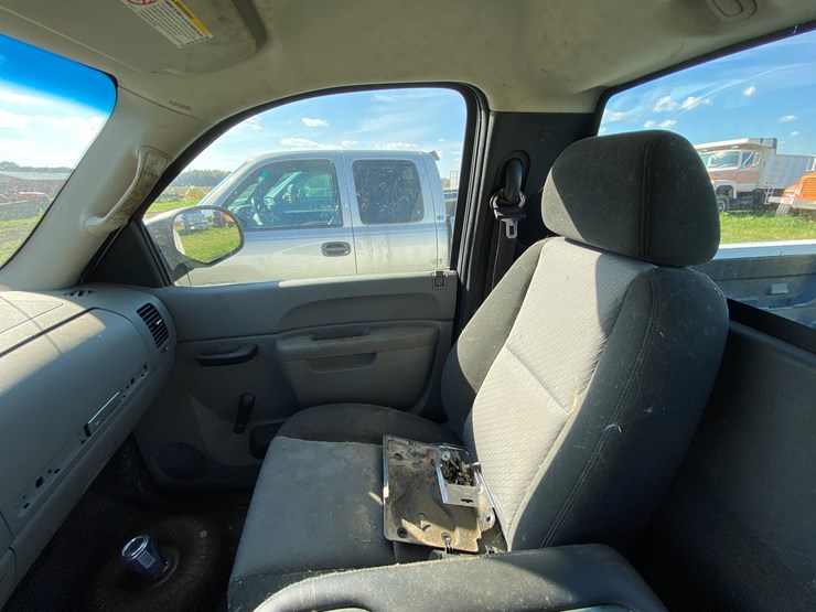 #1598-•-2010-chevy-silverado-1500-regular-cab-pickup-truck-(no-title)-image-47