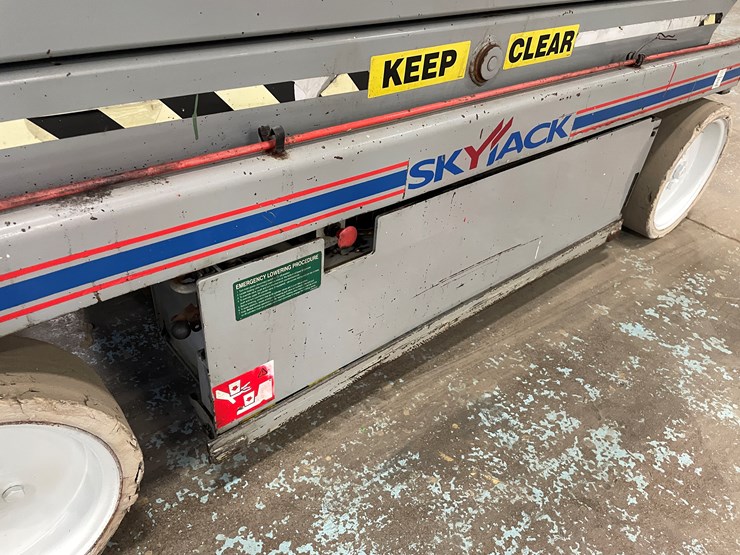 #5553-•-skyjack-sj226-scissor-lift-image-12