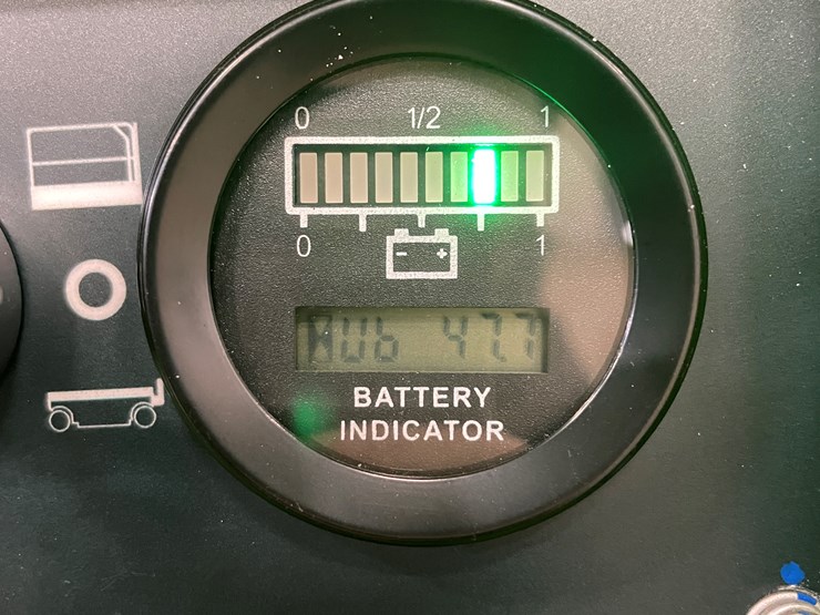 #5551-•-fronteq-fs6332tl-track-drive-scissor-lift-with-outriggers-image-26