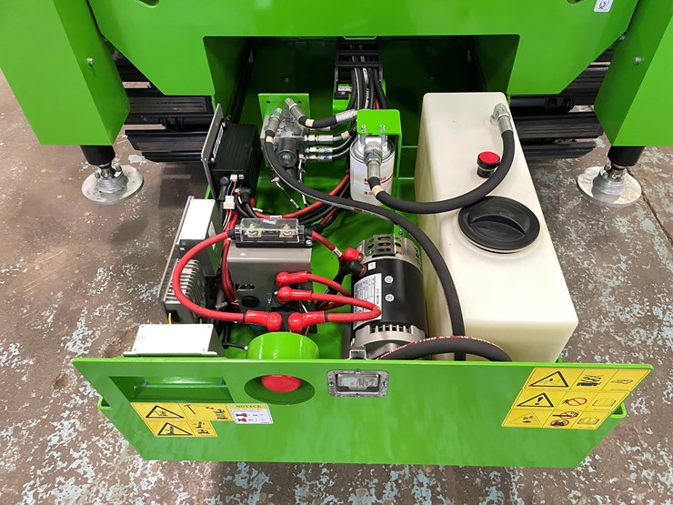 #5551-•-fronteq-fs6332tl-track-drive-scissor-lift-with-outriggers-image-14