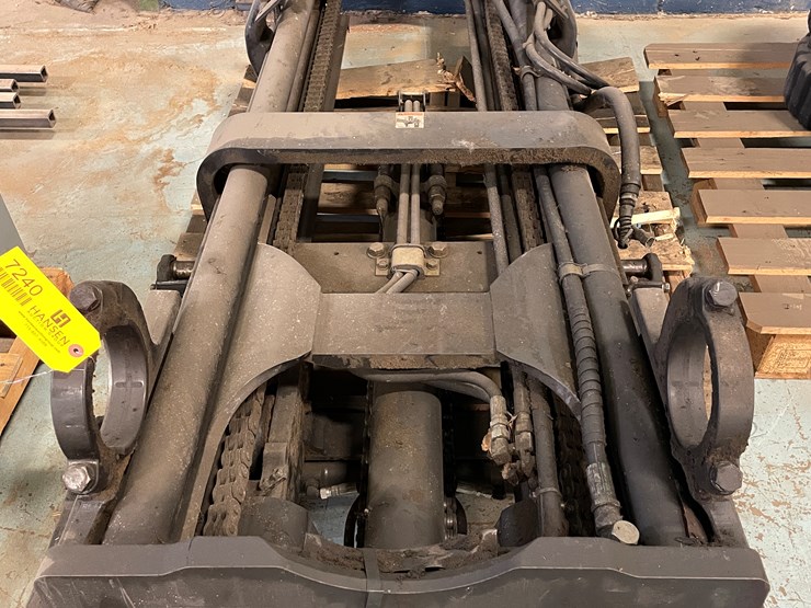 #7240-•-caterpillar-forklift-mast-image-2