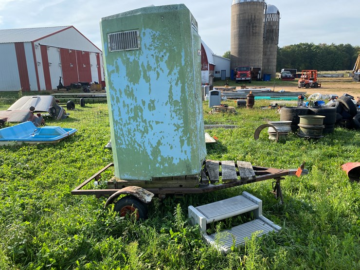 #1637-•-polly-port-a-potty-image-3