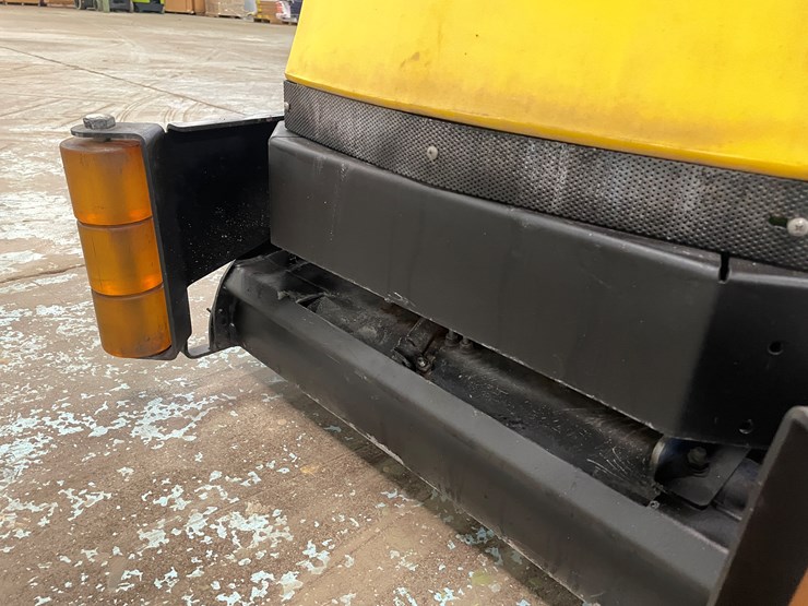 #5567-•-tomcat-2600-electric-floor-scrubber-image-11