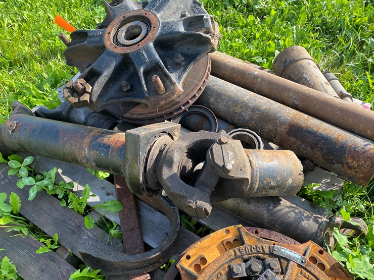 #1636-•-pallet-of-truck-parts-image-7