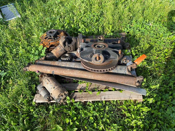 #1636-•-pallet-of-truck-parts-image-3