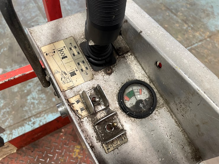 #5553-•-skyjack-sj226-scissor-lift-image-24