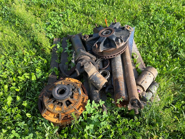 #1636-•-pallet-of-truck-parts-image-4