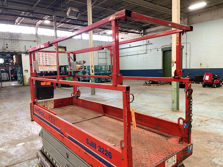 #5553-•-skyjack-sj226-scissor-lift-image-19