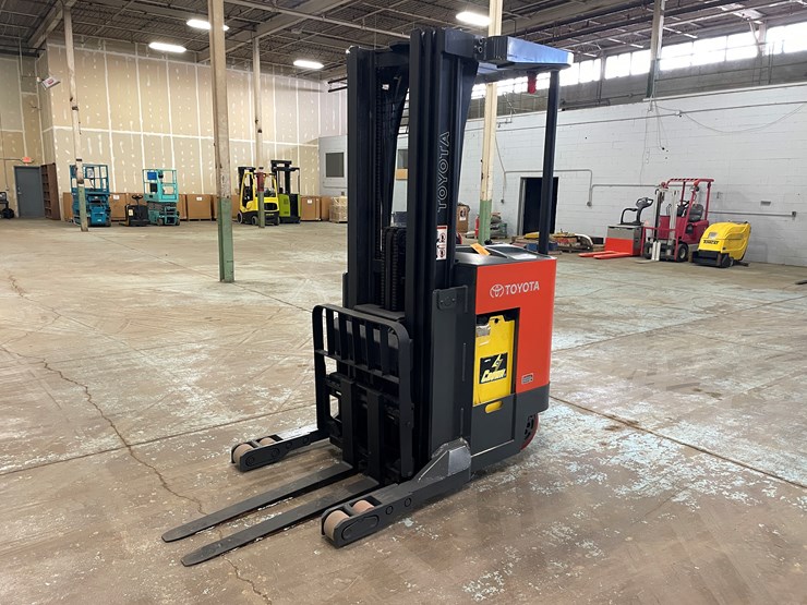 #5566-•-toyota-7bru18-ride-on-electric-reach-forklift-image-1