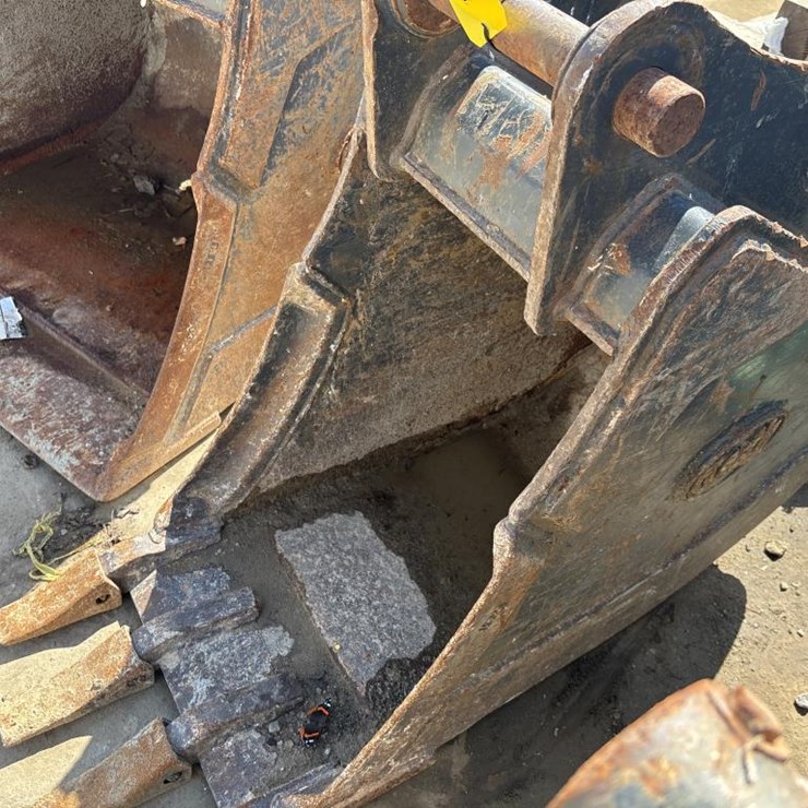 #5053 • Geith MX6HD Approx 18" Tooth Bucket