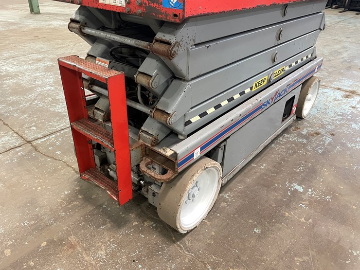 #5553-•-skyjack-sj226-scissor-lift-image-26