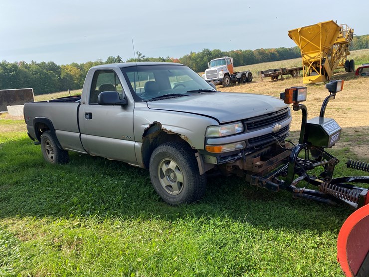 #1604-•-2000-chevy-silverado-1500-regular-cab-4x4-plow-truck-(no-title)-image-4