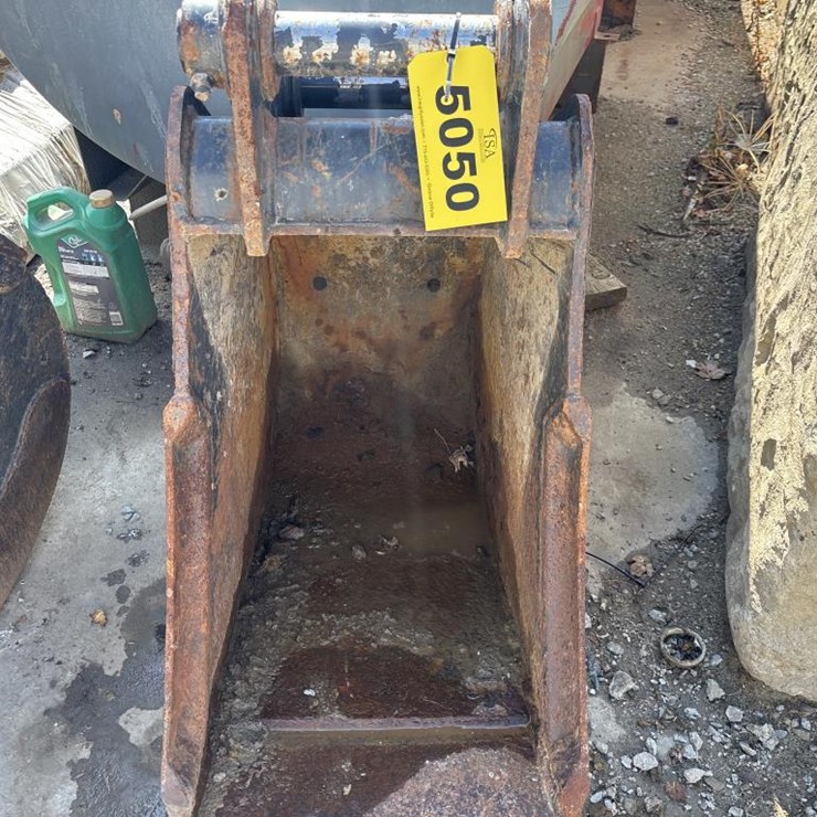 #5050 • Geith MX6HD Approx 18" Smooth Lip Mini Bucket