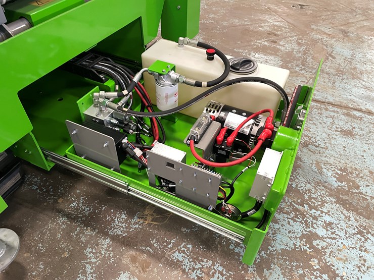 #5551-•-fronteq-fs6332tl-track-drive-scissor-lift-with-outriggers-image-15