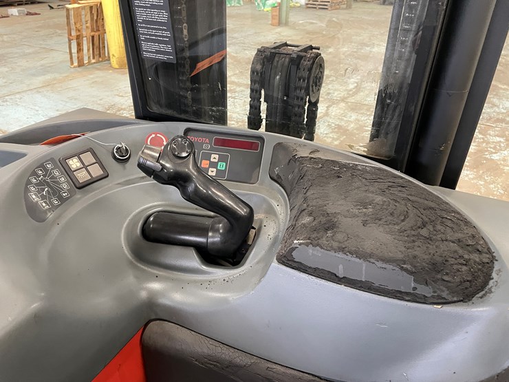 #5566-•-toyota-7bru18-ride-on-electric-reach-forklift-image-32