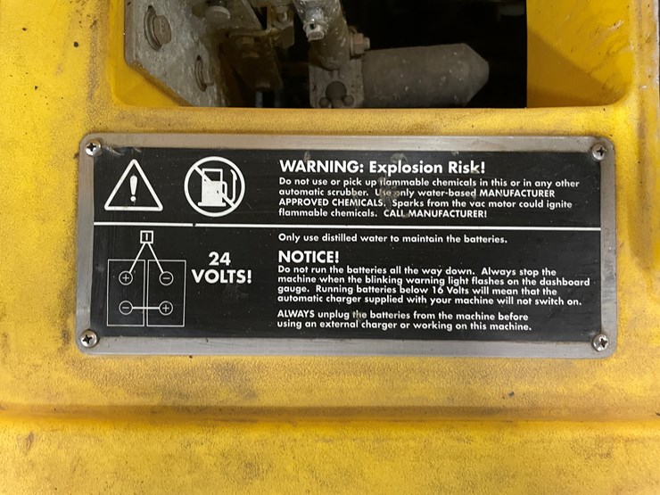 #5567-•-tomcat-2600-electric-floor-scrubber-image-34