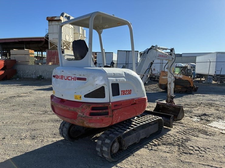 2022-takeuchi-tb230-image-3