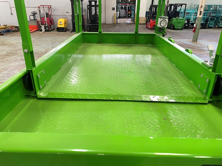 #5551-•-fronteq-fs6332tl-track-drive-scissor-lift-with-outriggers-image-33