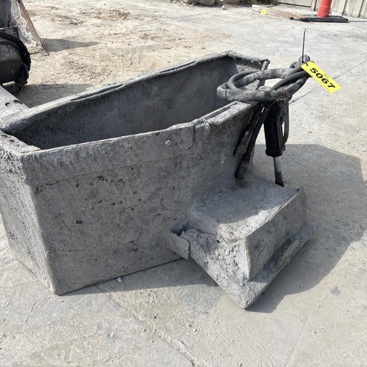 #5067 • Bobcat Concrete Carrying Bucket w/ Hydraulic Chute