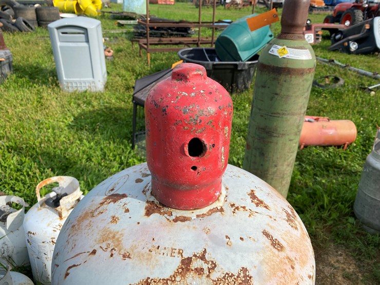 #1674-•-(2)-large-steel-propane-tanks-image-8