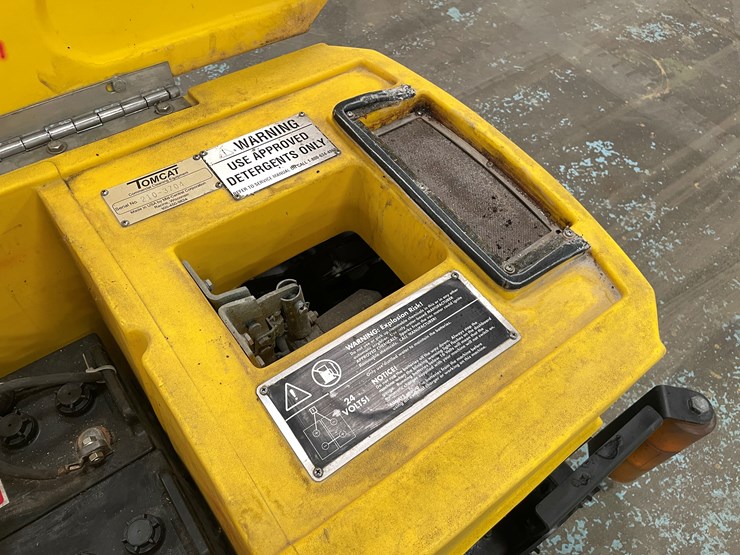 #5567-•-tomcat-2600-electric-floor-scrubber-image-28