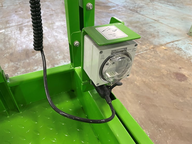 #5551-•-fronteq-fs6332tl-track-drive-scissor-lift-with-outriggers-image-35