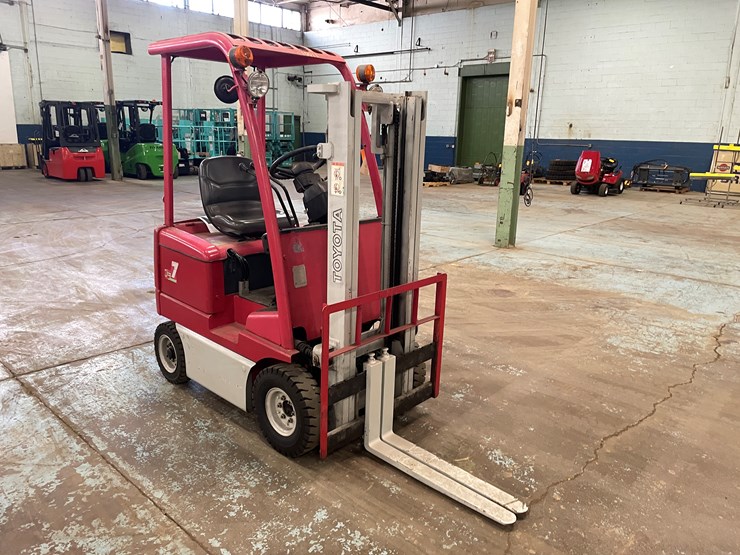 #5568-•-toyota-7-runner-1,500-lbs.-electric-forklift-image-3