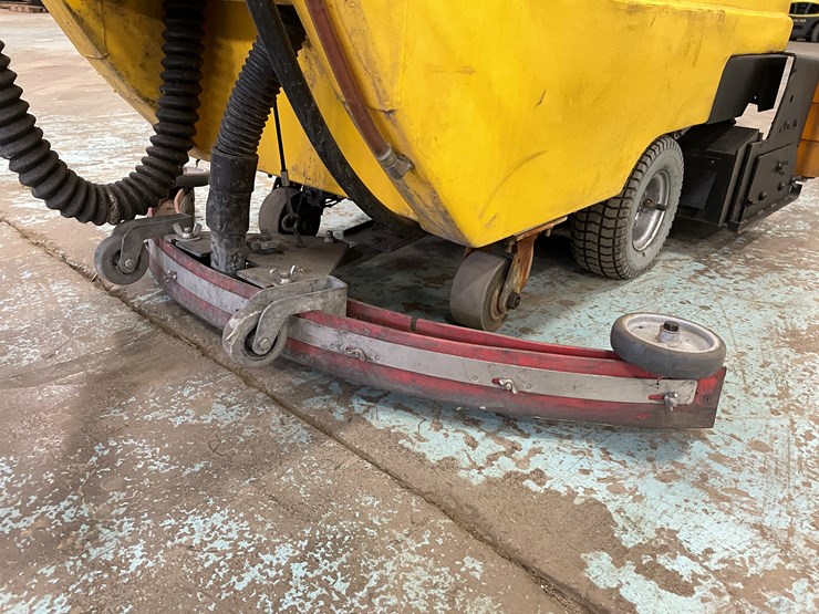 #5567-•-tomcat-2600-electric-floor-scrubber-image-20