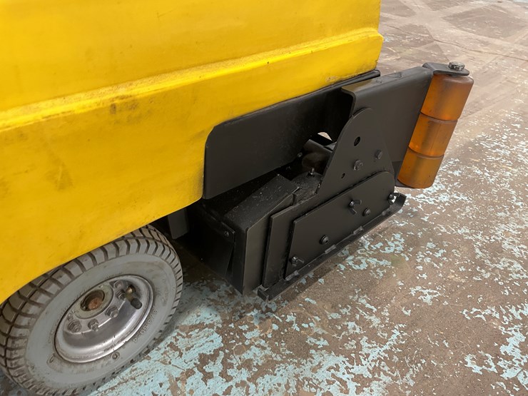 #5567-•-tomcat-2600-electric-floor-scrubber-image-22