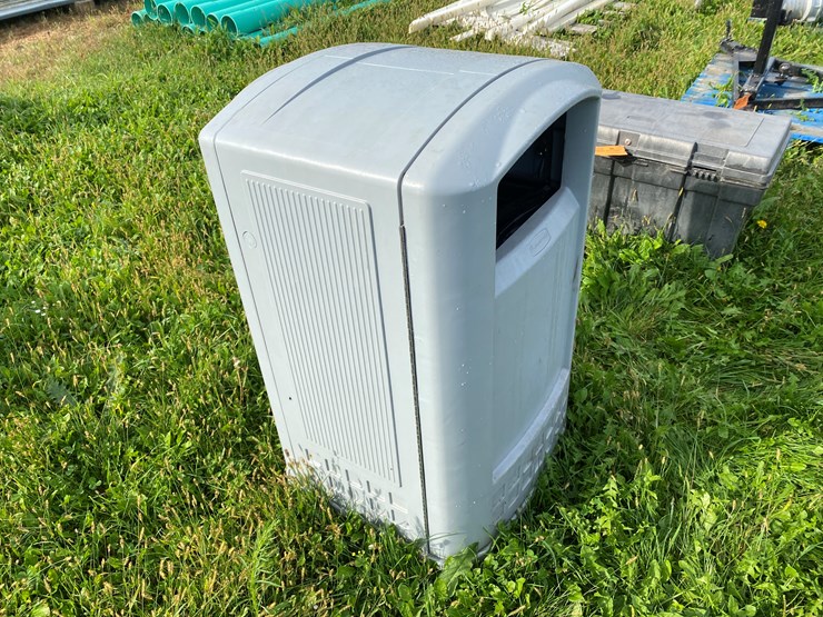#1657-•-rubbermaid-trash-bin-image-3