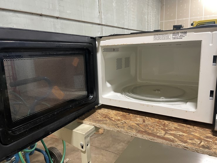 #7254-•-(3)-metal-rolling-carts,-wood-crate-and-microwave-image-12