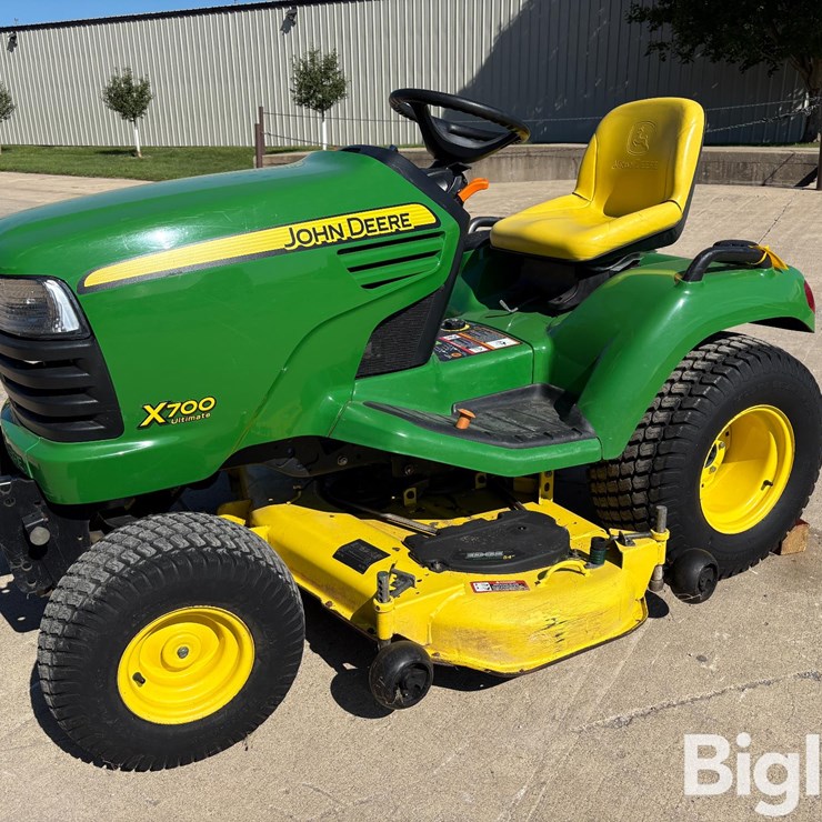 2011 JOHN DEERE X700