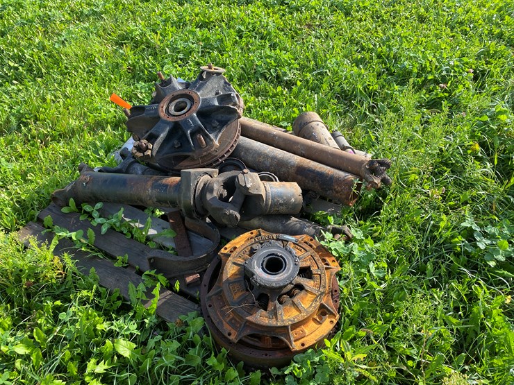 #1636-•-pallet-of-truck-parts-image-6