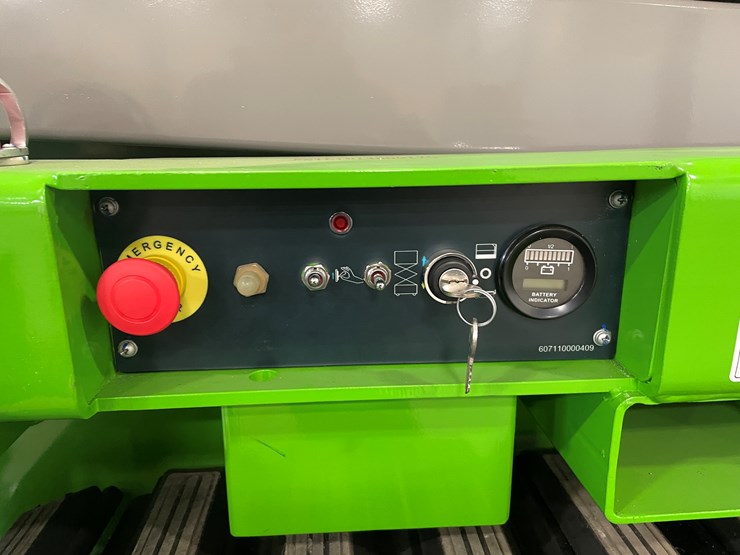 #5551-•-fronteq-fs6332tl-track-drive-scissor-lift-with-outriggers-image-23