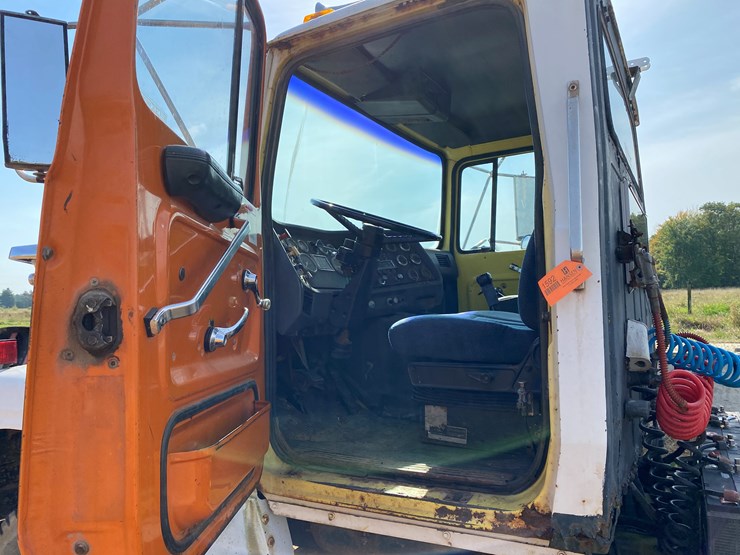 1987-ford-l9000-image-16