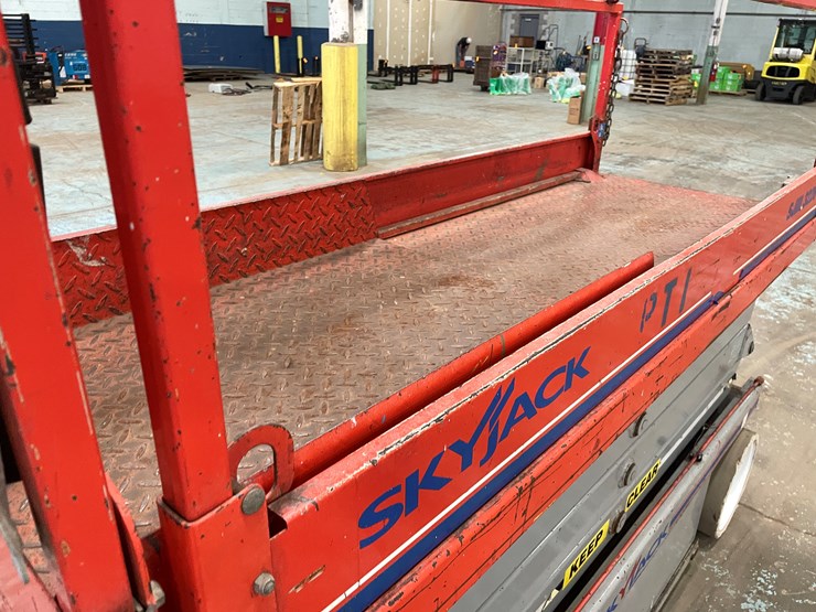 #5553-•-skyjack-sj226-scissor-lift-image-18