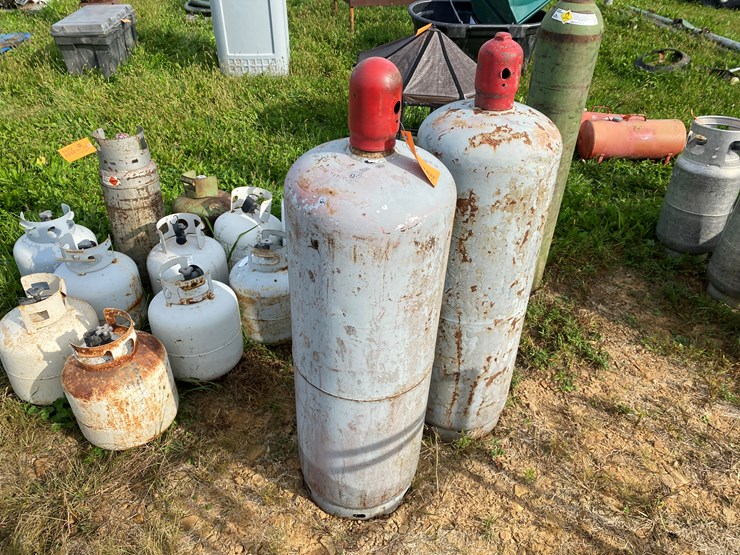 #1674-•-(2)-large-steel-propane-tanks-image-2