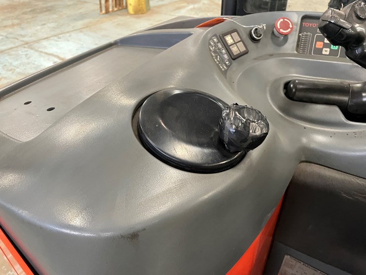 #5566-•-toyota-7bru18-ride-on-electric-reach-forklift-image-31