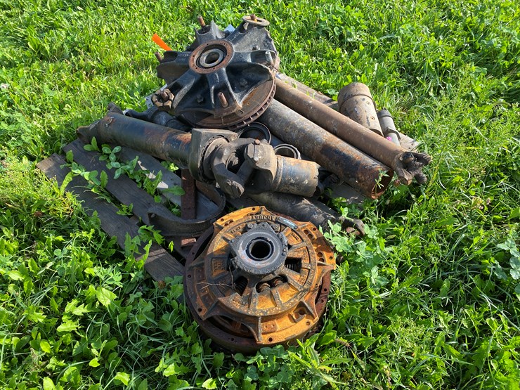 #1636-•-pallet-of-truck-parts-image-5