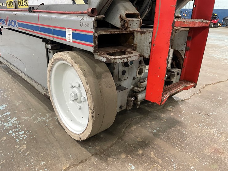 #5553-•-skyjack-sj226-scissor-lift-image-21