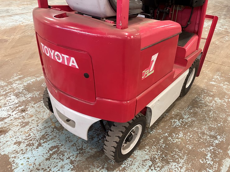 #5568-•-toyota-7-runner-1,500-lbs.-electric-forklift-image-24