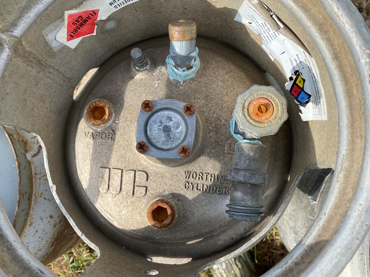 #1676-•-(4)-forklift-lp-tanks-image-8