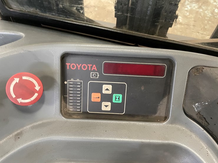 #5566-•-toyota-7bru18-ride-on-electric-reach-forklift-image-34